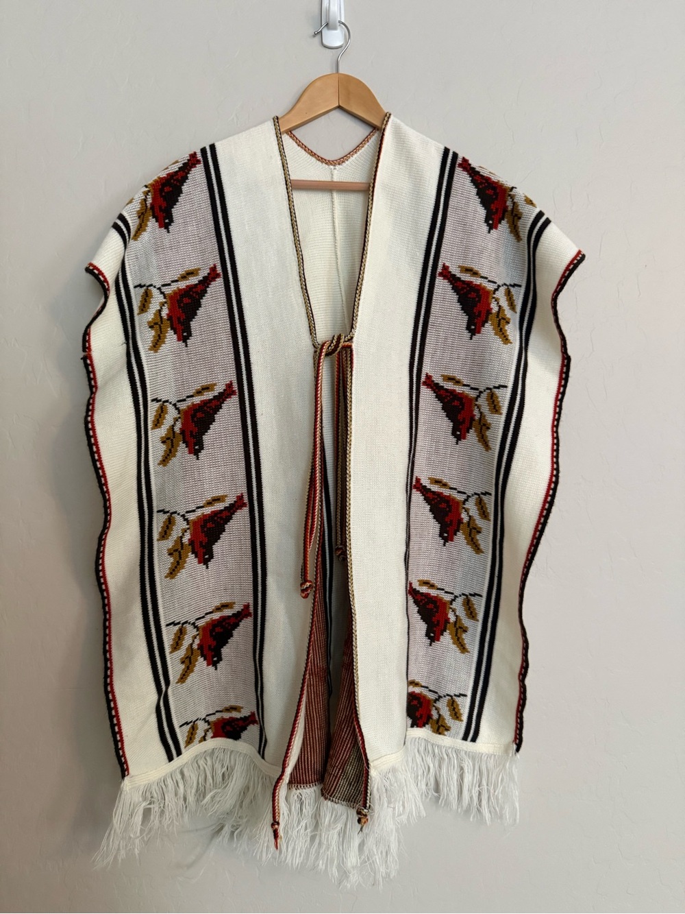 Vintage 70s Cardinal Bird Novelty Knit Fringe Poncho Shawl OSFM Cape